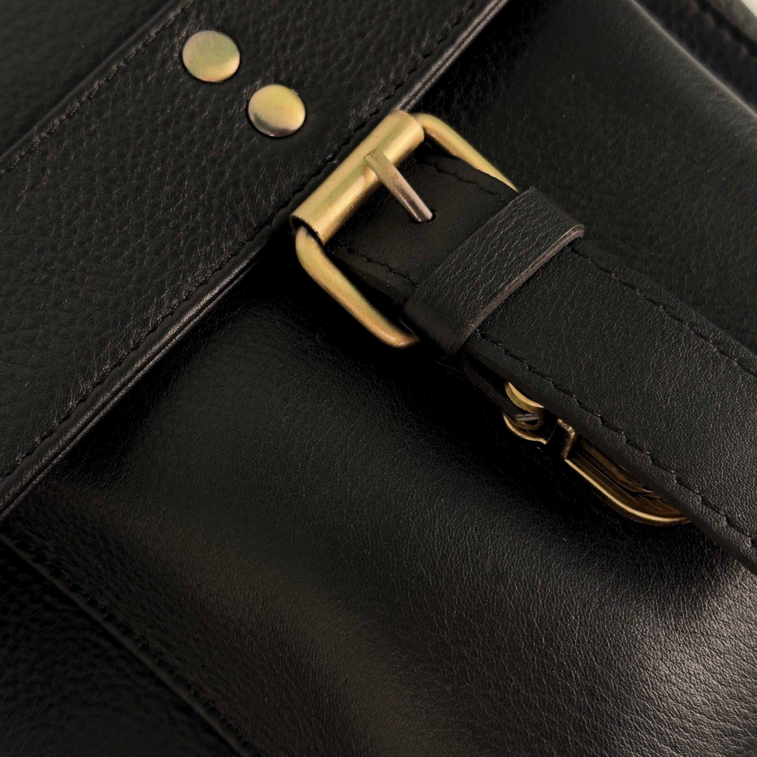 Torebka mała męska crossbody czarna - obrazek 7