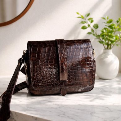 Torebka damska mała błyszczący krokodyl brązowy